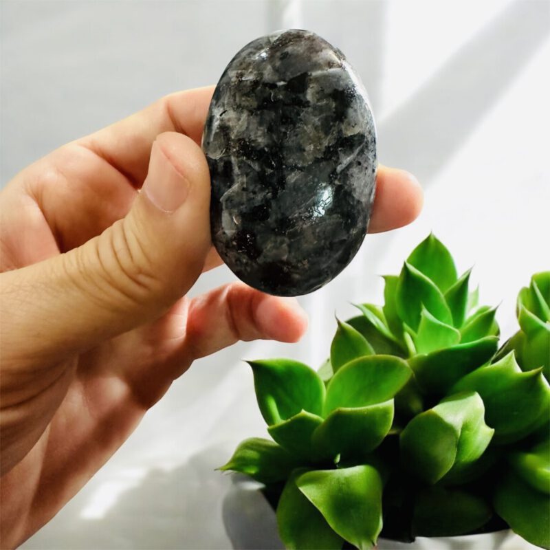 Labradorita Negra o Larvikita